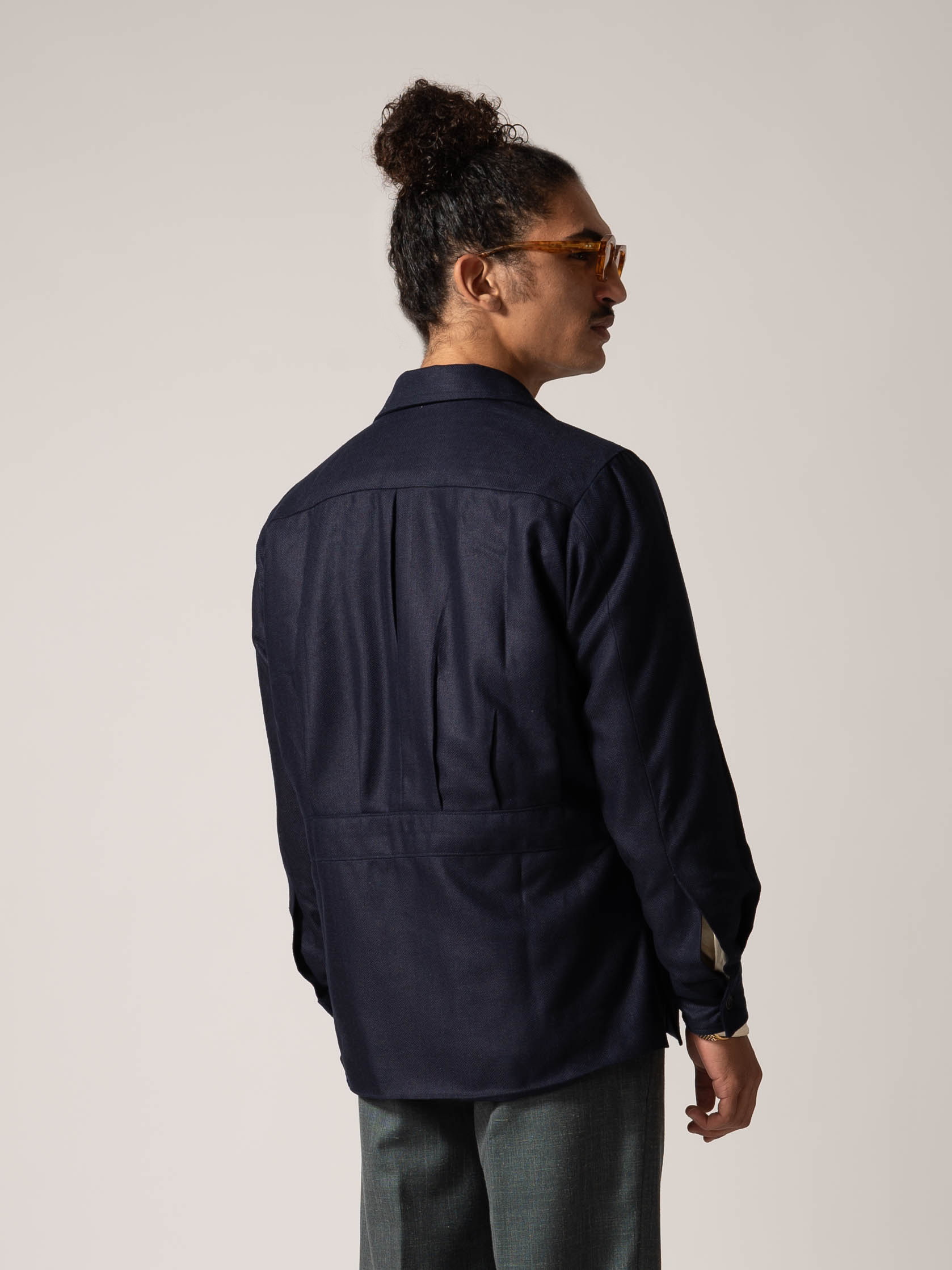 MODELWEARINGOVERSHIRT-NAVYBLUE-100_SILK-HERRINGBONE-BACK