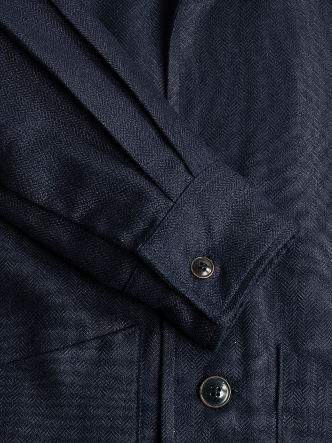 Packshot-OVERSHIRT-NAVYBLUE-100_SILK-HERRINGBONE-CUFF