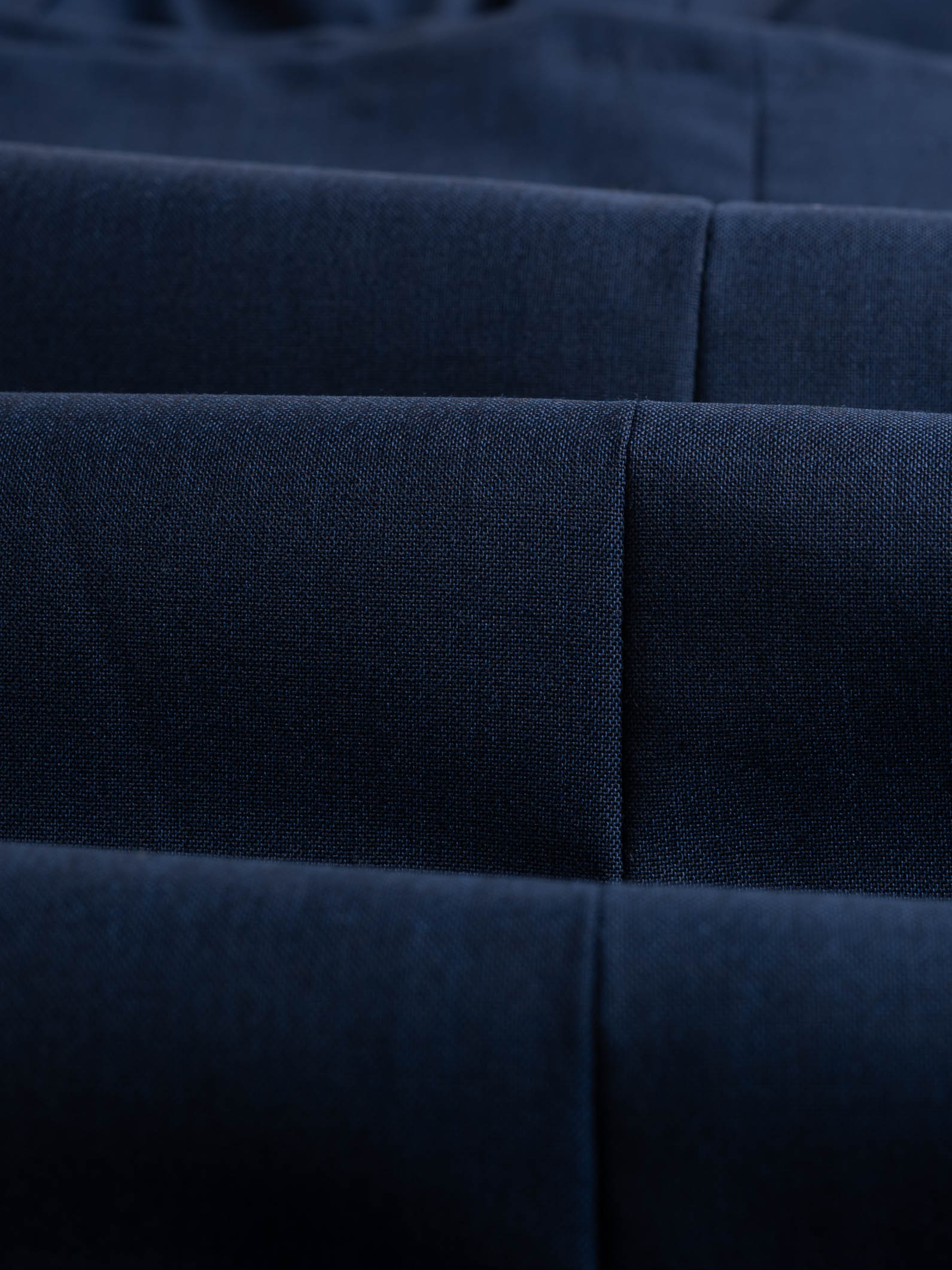Packshot-TROUSERS-BLUE -100% ss110 WOOL - FABRIC DETAIL