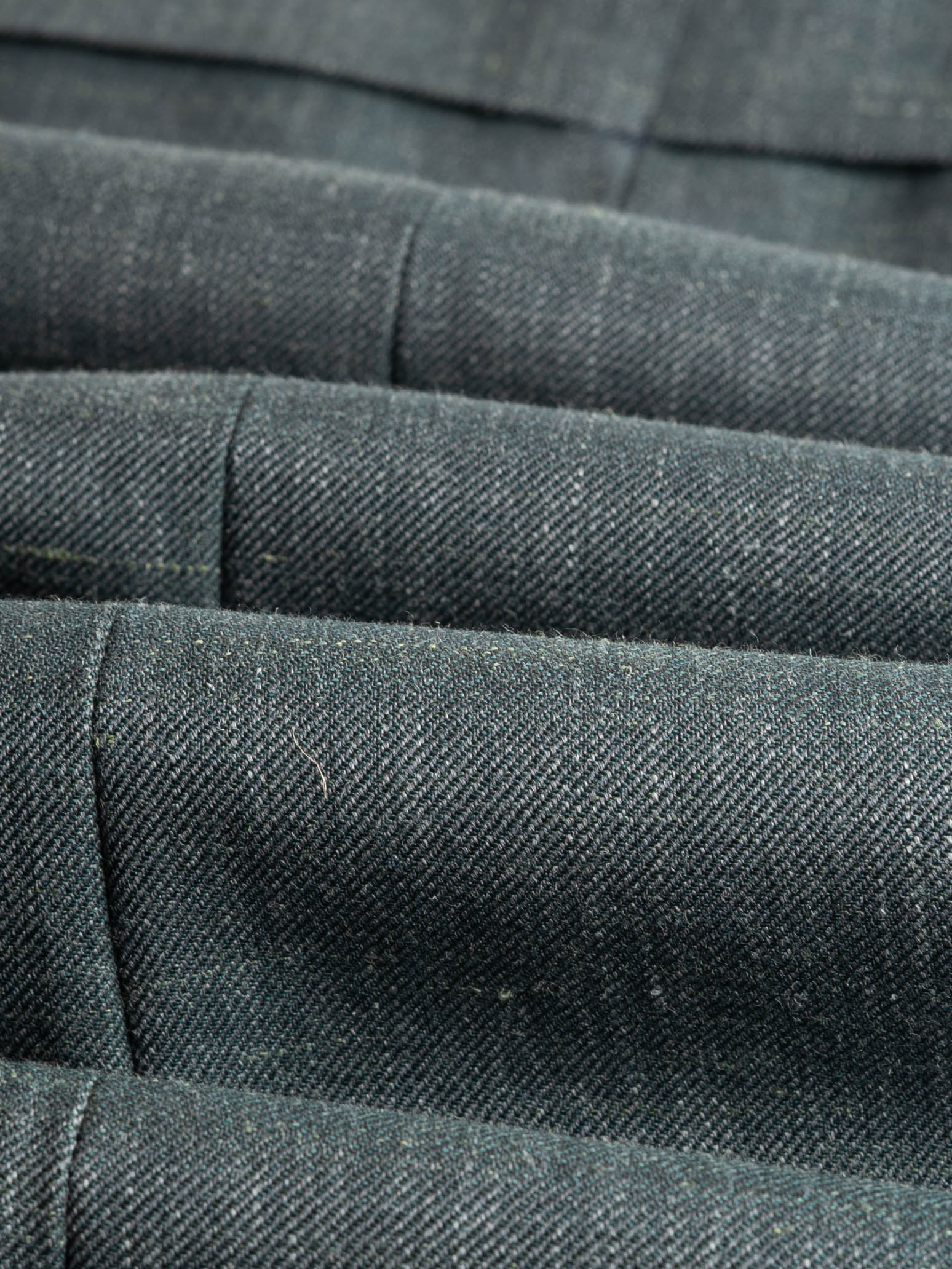 Packshot-TROUSERS-GREEN-100% ss110 WOOL - FABRIC DETAIL