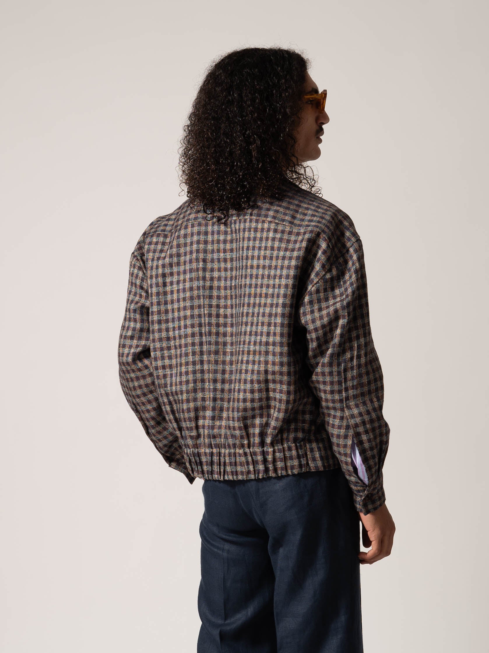 MODELWEARING-BOMBERJACKET-BLUEBEIGEBORDEAUX-WOOLANDLINEN-CHECKERED-BACK