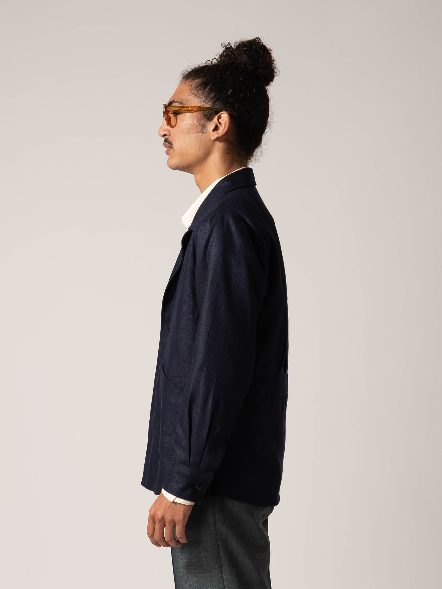 MODELWEARINGOVERSHIRT-NAVYBLUE-100_SILK-HERRINGBONE-PROFILE