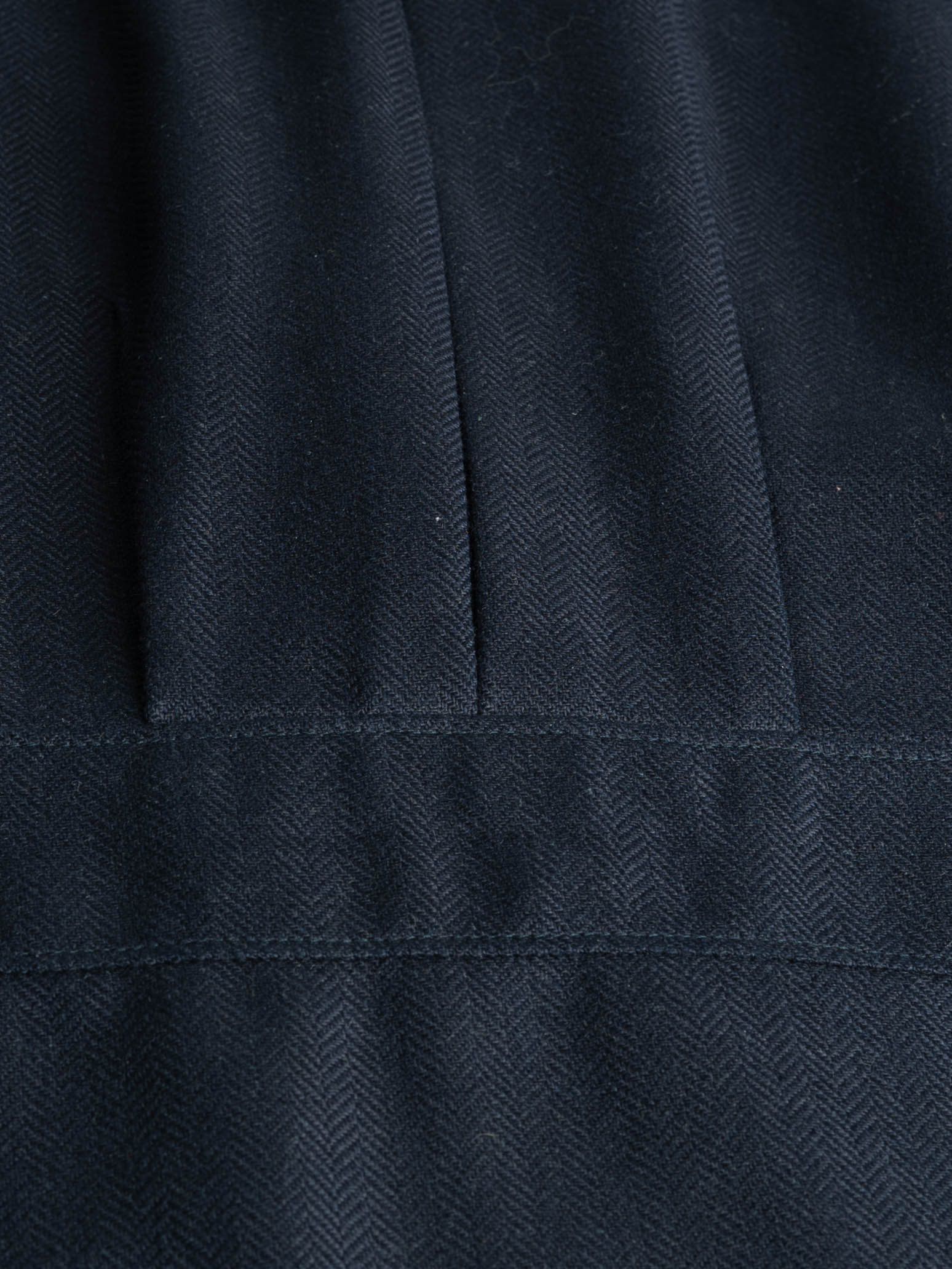 Packshot-OVERSHIRT-NAVYBLUE-100_SILK-HERRINGBONE-BACK