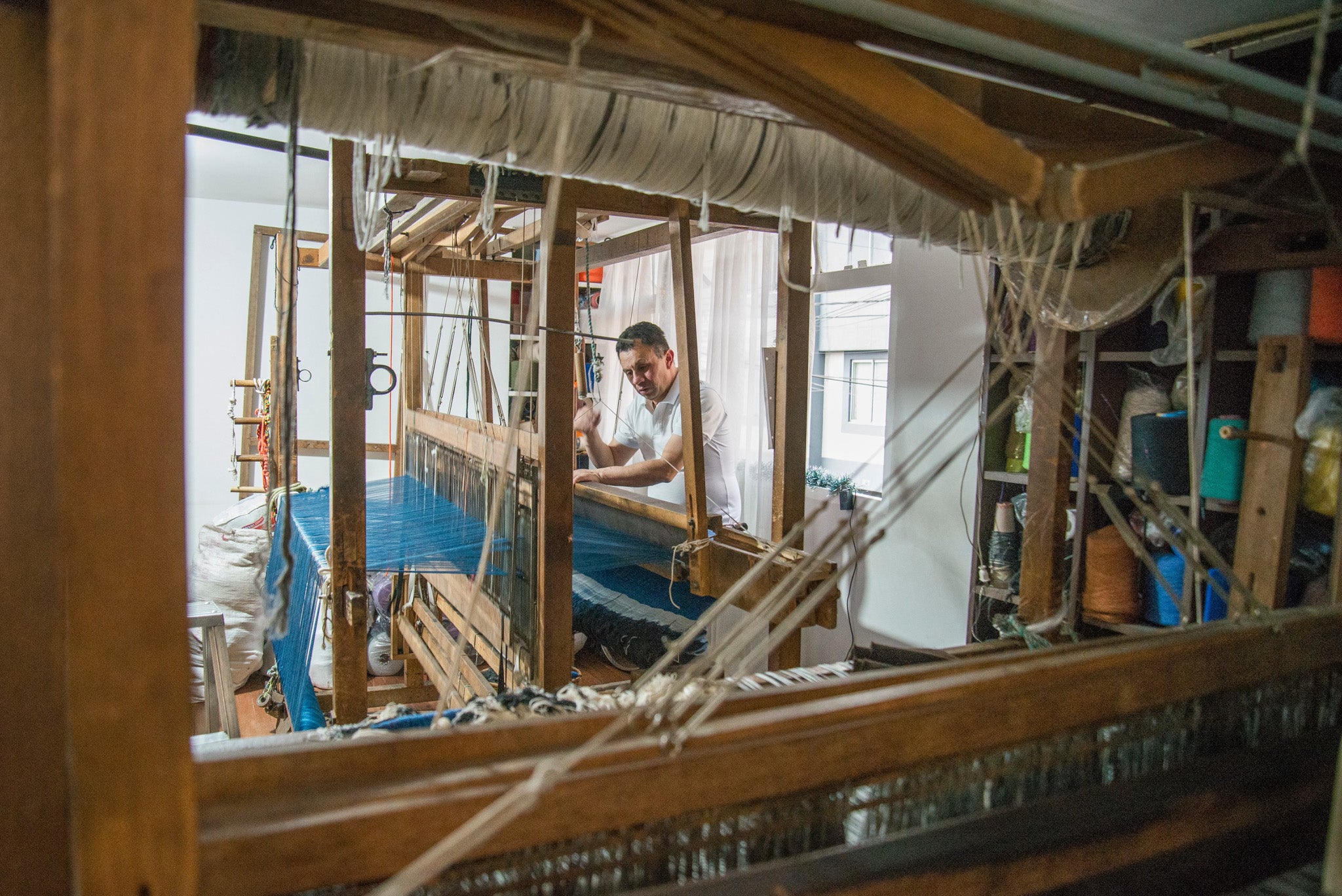 CRAFTSPERSON WEAVING MANUALLY A TEXTILE